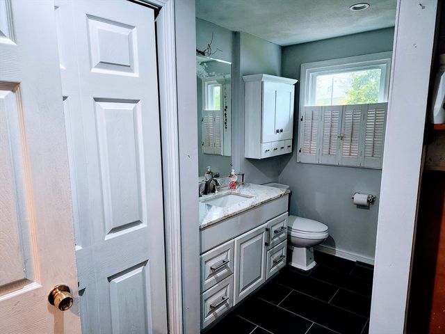 22 Osceola Ln, Billerica, MA 01821