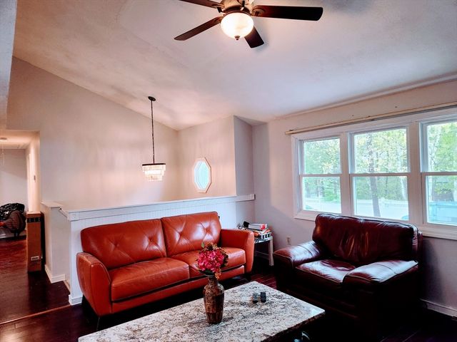 22 Osceola Ln, Billerica, MA 01821