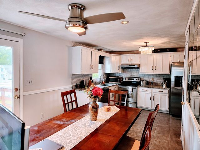 22 Osceola Ln, Billerica, MA 01821