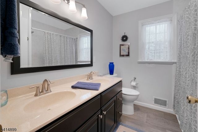 6 Wyndwood Rd, Morris Plains Boro, NJ 07950