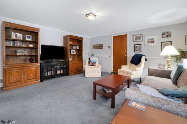 6 Wyndwood Rd, Morris Plains Boro, NJ 07950