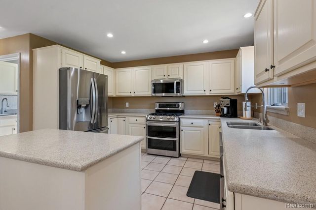 221 Maplewood Drive, Brandon Charter Township, MI 48348