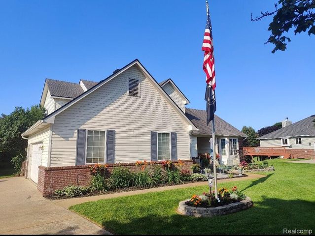 221 Maplewood Drive, Brandon Charter Township, MI 48348