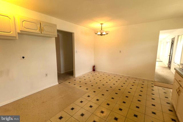 7 LANSDOWNE RD, Burlington, NJ 08016