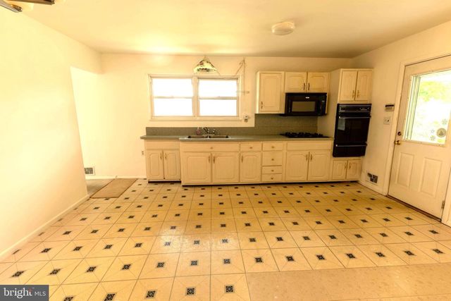 7 LANSDOWNE RD, Burlington, NJ 08016
