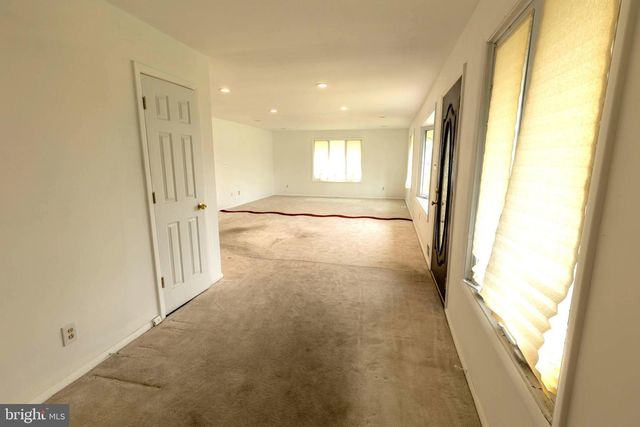 7 LANSDOWNE RD, Burlington, NJ 08016