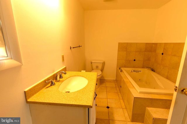 7 LANSDOWNE RD, Burlington, NJ 08016