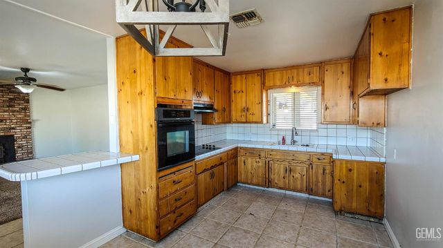 908 Roberts Lane, Bakersfield, CA 93308