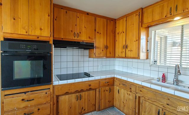 908 Roberts Lane, Bakersfield, CA 93308