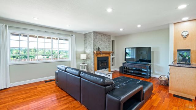 4175 Woodworth Rd, Sebastopol, CA 95472