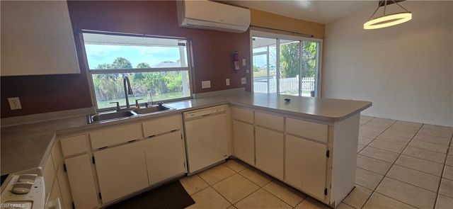 1828 NE 13th PL, Cape Coral, FL 33909