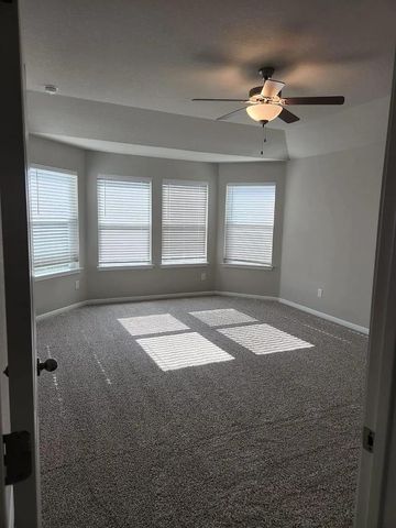 104 Bankside DR, Hutto, TX 78634