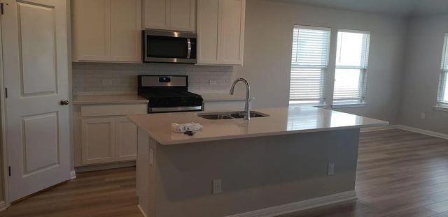 104 Bankside DR, Hutto, TX 78634