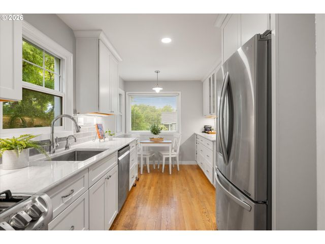 8108 Sw 9TH Ave, Portland, OR 97219