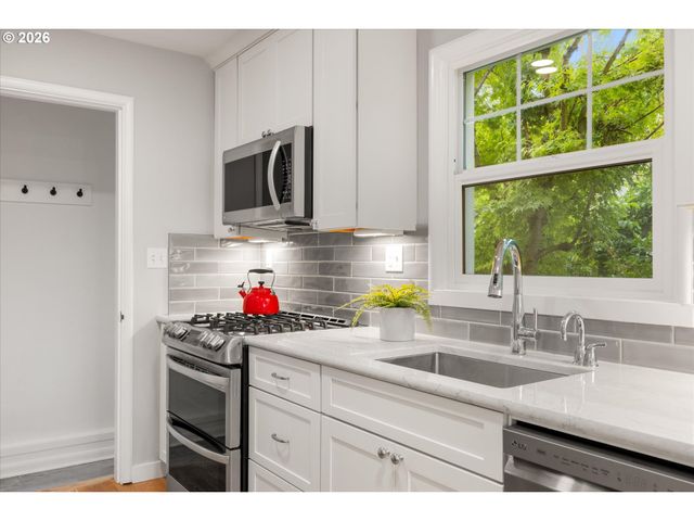 8108 Sw 9TH Ave, Portland, OR 97219