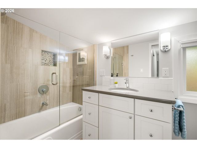 8108 Sw 9TH Ave, Portland, OR 97219
