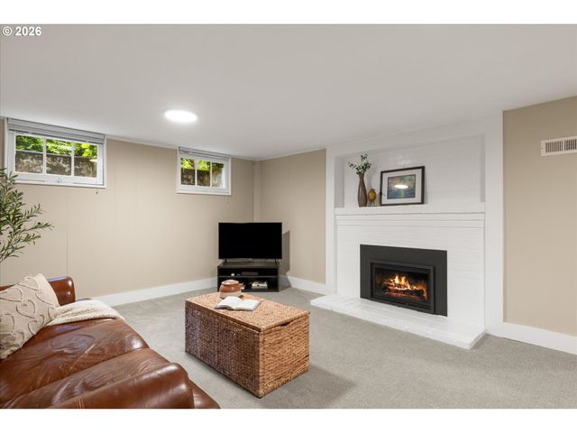 8108 Sw 9TH Ave, Portland, OR 97219