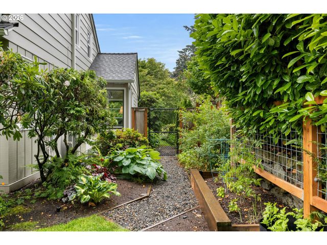 8108 Sw 9TH Ave, Portland, OR 97219