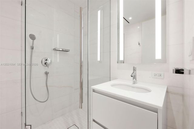 300 Biscayne Blvd Way 3404, Miami, FL 33131