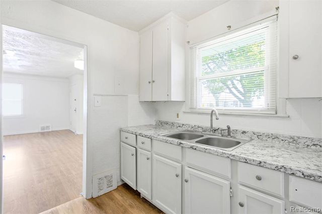 18649 Avon Avenue, Detroit, MI 48219