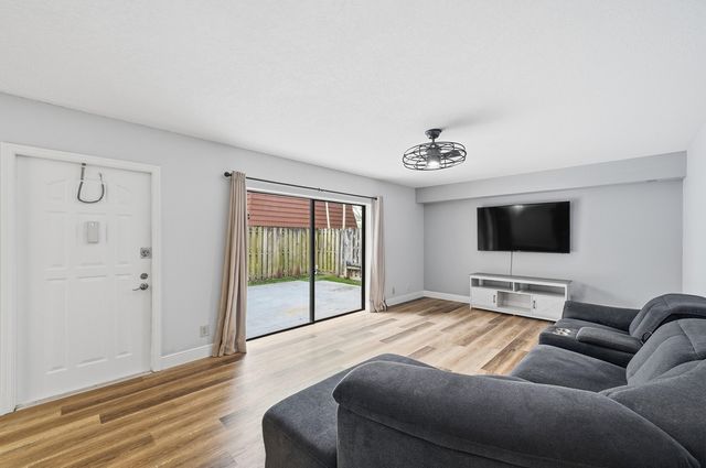 9972 NW 6th Court, Plantation, FL 33324
