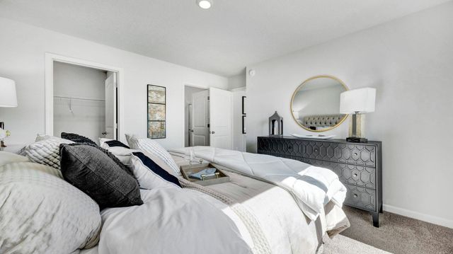 7969 ROYSTER CREEK DR E, Millington, TN 38053