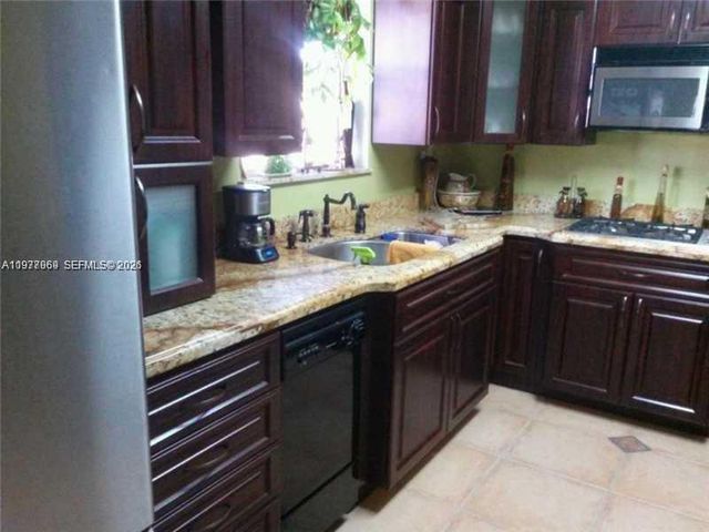 2512 Island Dr, Miramar, FL 33023