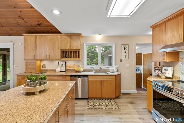 12 Linda Lane, Simsbury, CT 06070