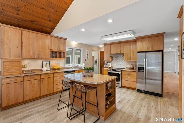 12 Linda Lane, Simsbury, CT 06070