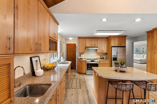 12 Linda Lane, Simsbury, CT 06070