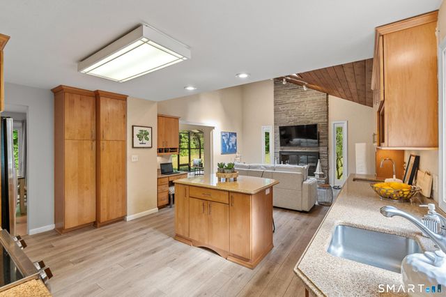 12 Linda Lane, Simsbury, CT 06070