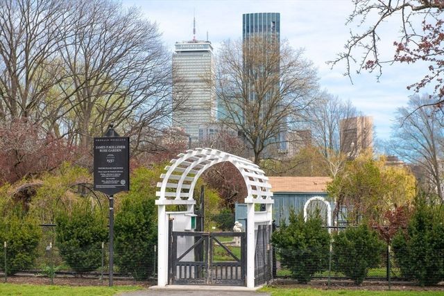 137 Peterborough 16, Boston, MA 02215