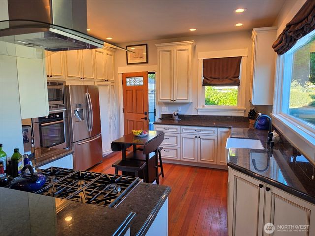 7652 E Green Lake Drive N, Seattle, WA 98103