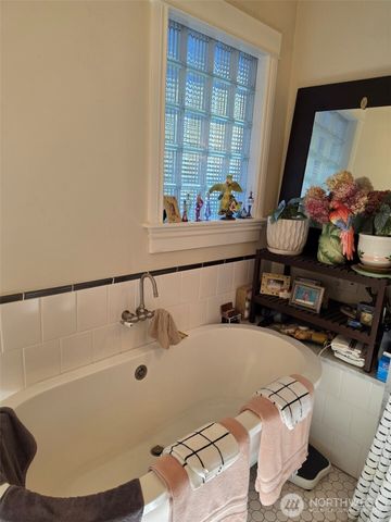 7652 E Green Lake Drive N, Seattle, WA 98103