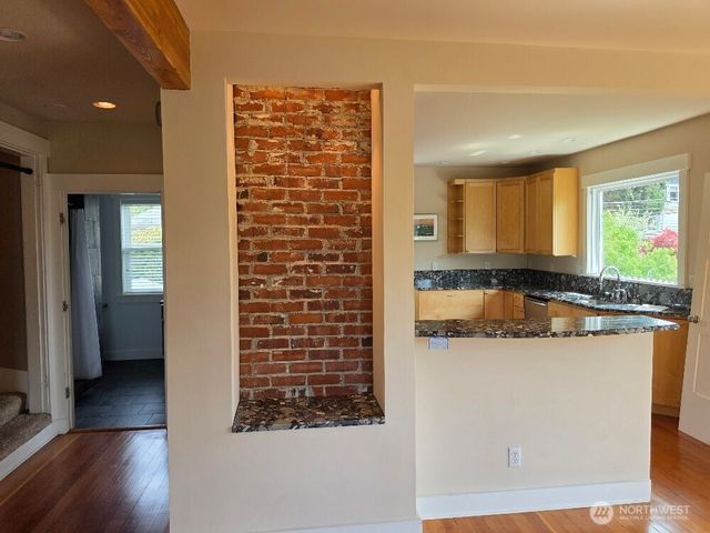 7652 E Green Lake Drive N, Seattle, WA 98103