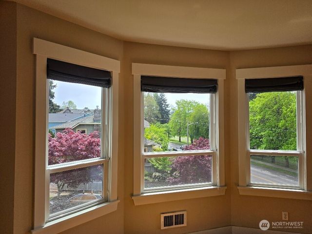 7652 E Green Lake Drive N, Seattle, WA 98103