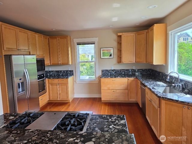 7652 E Green Lake Drive N, Seattle, WA 98103