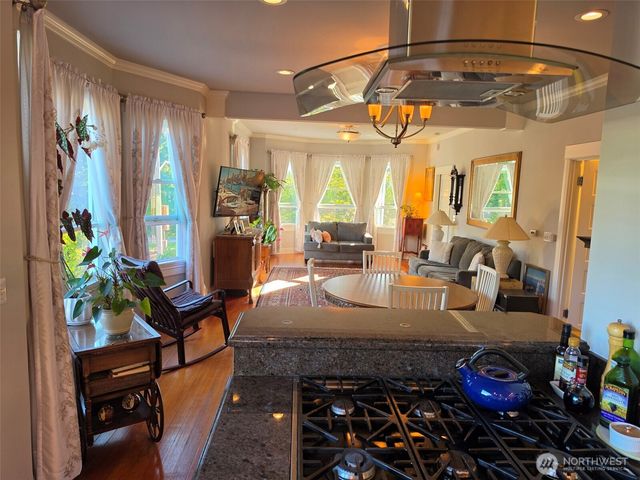 7652 E Green Lake Drive N, Seattle, WA 98103