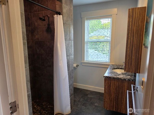 7652 E Green Lake Drive N, Seattle, WA 98103