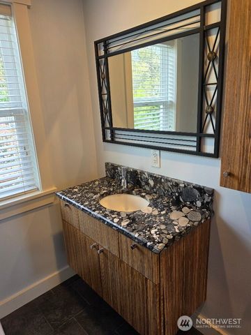 7652 E Green Lake Drive N, Seattle, WA 98103
