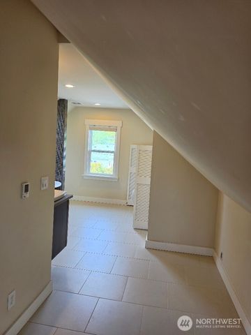 7652 E Green Lake Drive N, Seattle, WA 98103