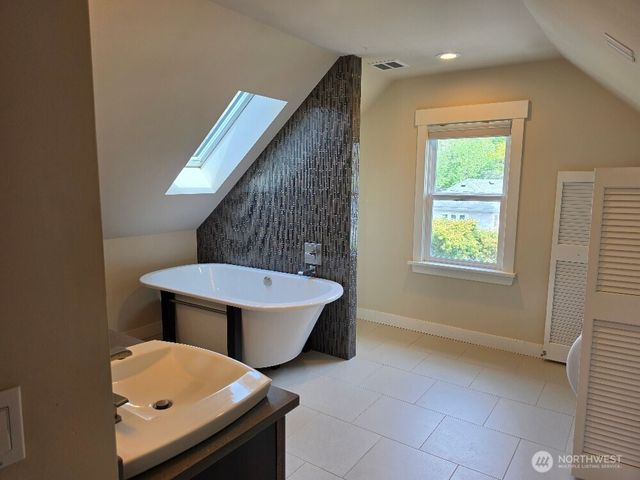 7652 E Green Lake Drive N, Seattle, WA 98103
