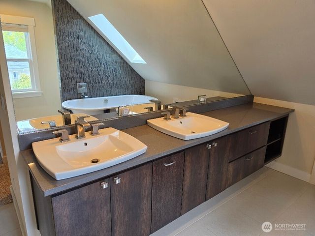 7652 E Green Lake Drive N, Seattle, WA 98103