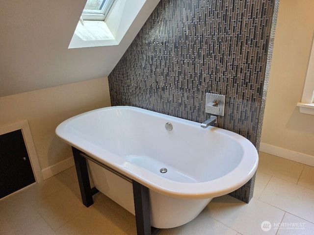 7652 E Green Lake Drive N, Seattle, WA 98103