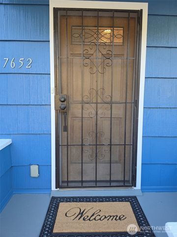 7652 E Green Lake Drive N, Seattle, WA 98103