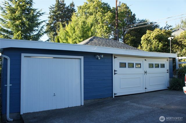 7652 E Green Lake Drive N, Seattle, WA 98103