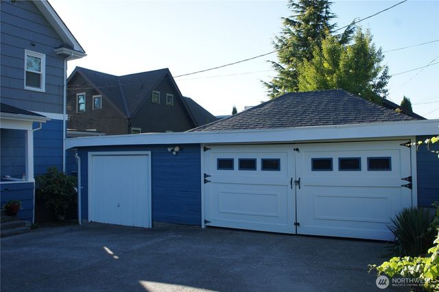 7652 E Green Lake Drive N, Seattle, WA 98103