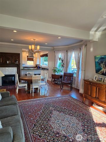 7652 E Green Lake Drive N, Seattle, WA 98103