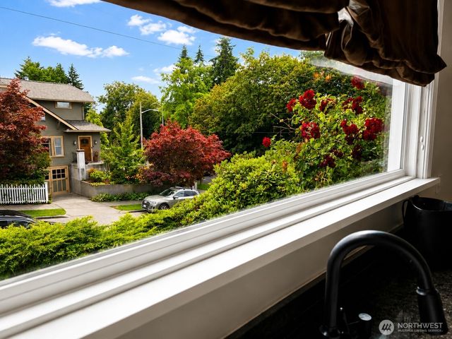 7652 E Green Lake Drive N, Seattle, WA 98103