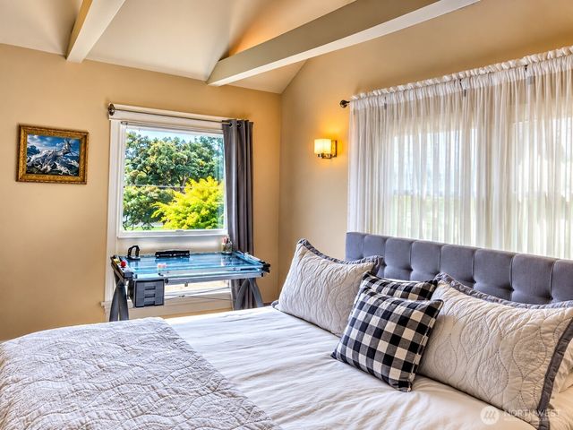7652 E Green Lake Drive N, Seattle, WA 98103